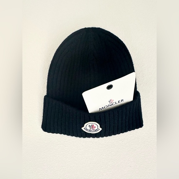 BRAND NEW MONCLER LOGO KNIT BEANIE - Picture 1 of 1